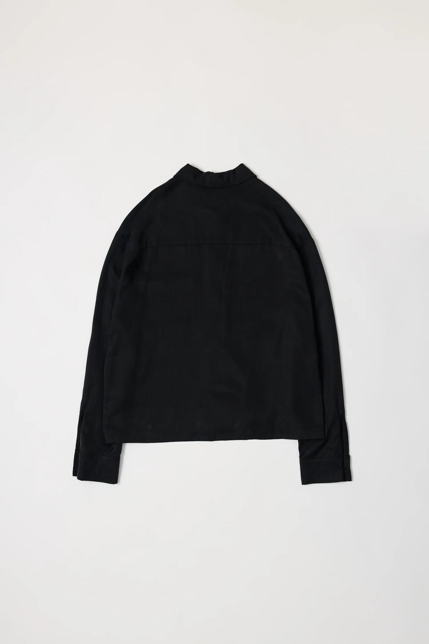 Camisa negra de manga larga